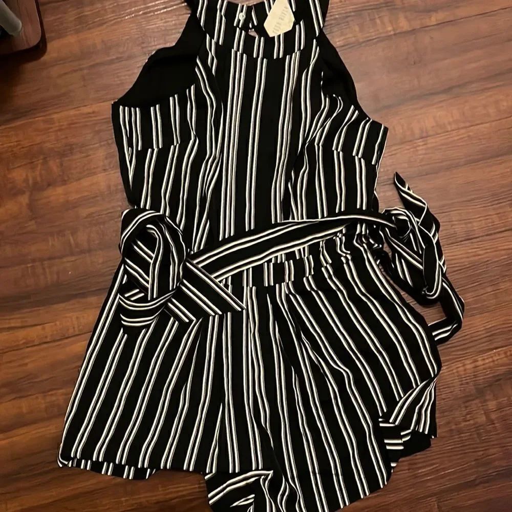 Moon River Open Back High Neck Halter Romper - B&W Romper - Tie Size Small